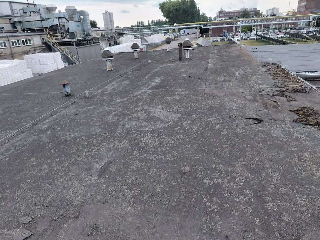 Kładzenie papy termozgrzewalnej na dachu — realizacja 2